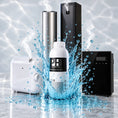 Charger l’image dans la vue de la galerie, COMBAZO NEBULIZACIÓN: ambientador líquido profesional de 1 litro aroma aqua con nebulizador compacto blanco, nebulizador de pared con pantalla, torre plateada y torre negra sobre mármol gris