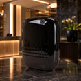 Charger l'image dans la visionneuse de la galerie, Difusor nebulizador Bluetooth compacto 400ml negro Serviaroma Shop sobre encimera de mármol en recepción de hotel de lujo con iluminación cálida