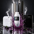 Charger l’image dans la vue de la galerie, COMBAZO NEBULIZACIÓN: ambientador líquido profesional de 1 litro aroma mora con nebulizador compacto blanco, nebulizador de pared con pantalla, torre plateada y torre negra sobre mármol negro

