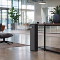 Cargar la imagen en la vista de la galería, Difusor torre nebulizador profesional XL 1L negro Serviaroma Shop en funcionamiento con vapor de fragancia en oficina moderna
