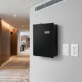 Cargar la imagen en la vista de la galería, Nebulizador profesional Bluetooth 1L negro en pared de hotel junto a conductos de climatización
