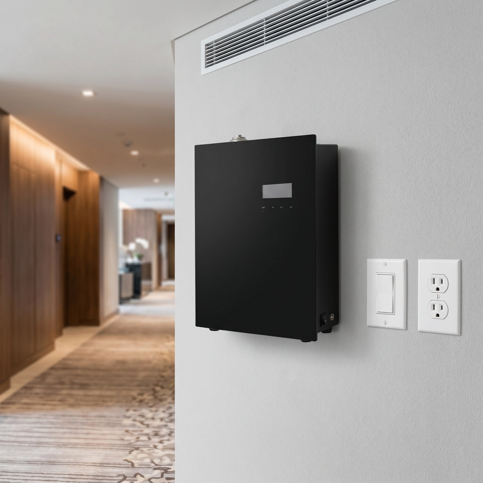 Nebulizador profesional Bluetooth 1L negro en pared de hotel junto a conductos de climatización