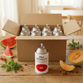 Cargar la imagen en la vista de la galería, Pack aerosol ambientador profesional aroma Red 250ml Serviaroma Shop, con sandía, melón cantalupo y frutos rojos sobre mesa de madera rústica
