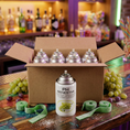 Cargar la imagen en la vista de la galería, Pack aerosol ambientador profesional aroma Uva 250ml Serviaroma Shop, con uvas blancas frescas y chuches sobre barra de bar colorida
