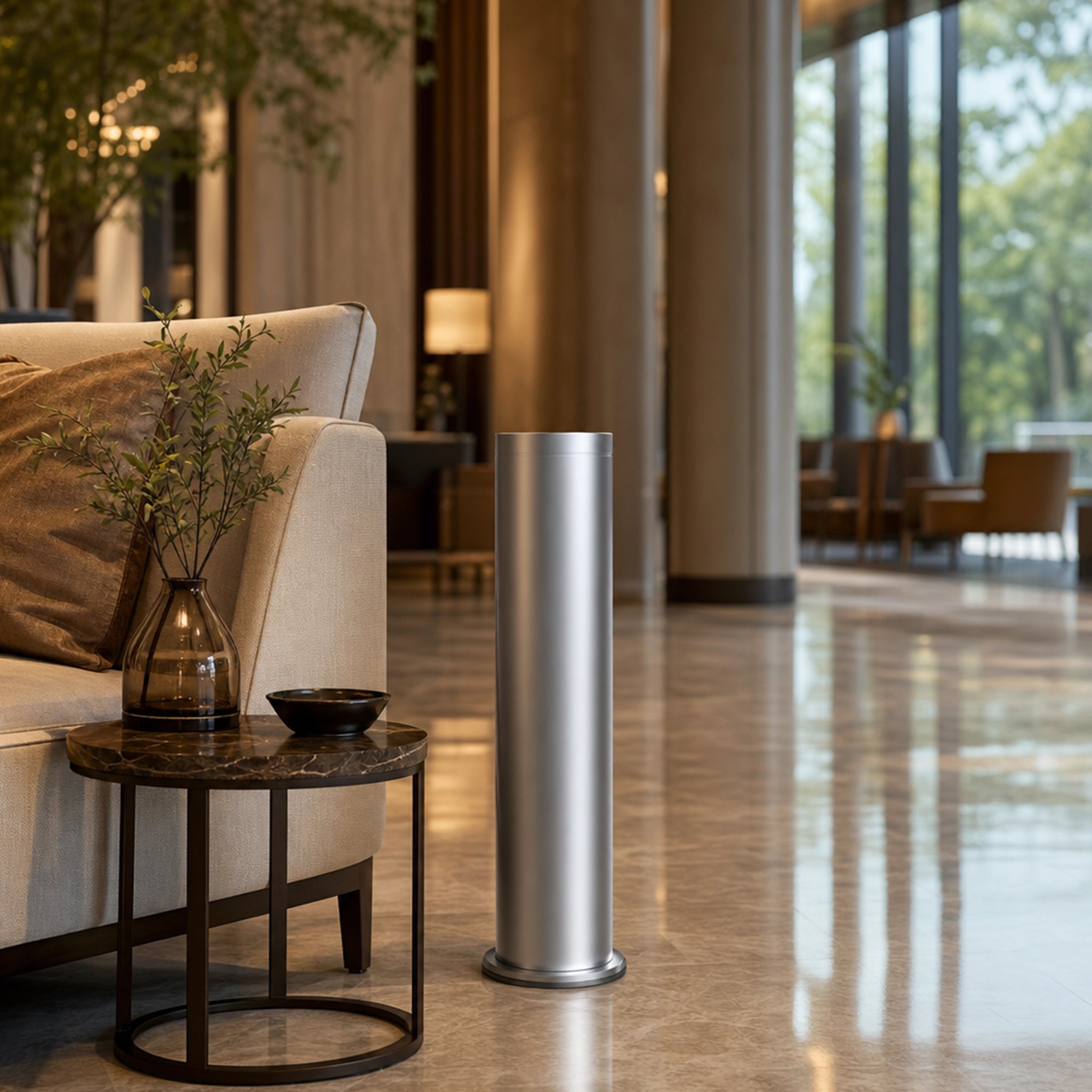 Torre nebulizadora plata junto a mesa auxiliar en lobby de hotel de lujo