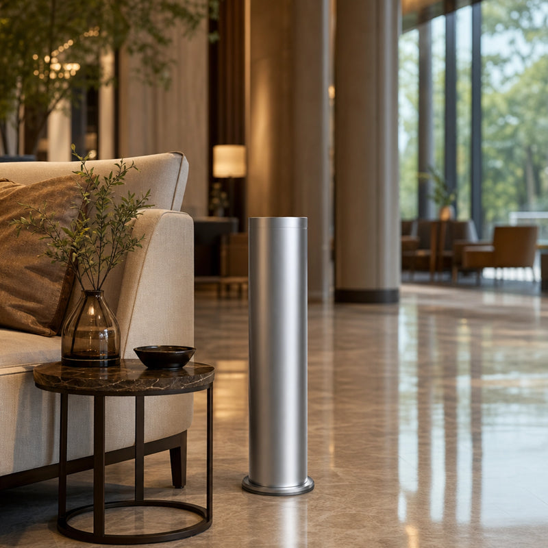 Torre nebulizadora plata junto a mesa auxiliar en lobby de hotel de lujo