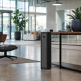 Cargar la imagen en la vista de la galería, Torre nebulizadora XL de metal negro junto a mesa en oficina moderna de gran espacio
