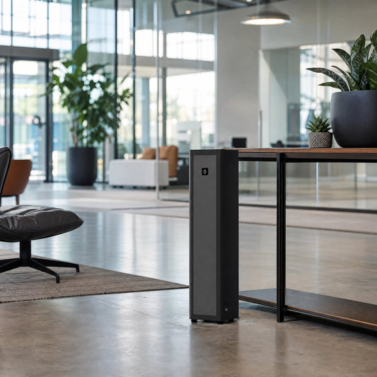 Torre nebulizadora XL de metal negro junto a mesa en oficina moderna de gran espacio