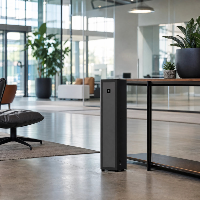 Torre nebulizadora XL de metal negro junto a mesa en oficina moderna de gran espacio